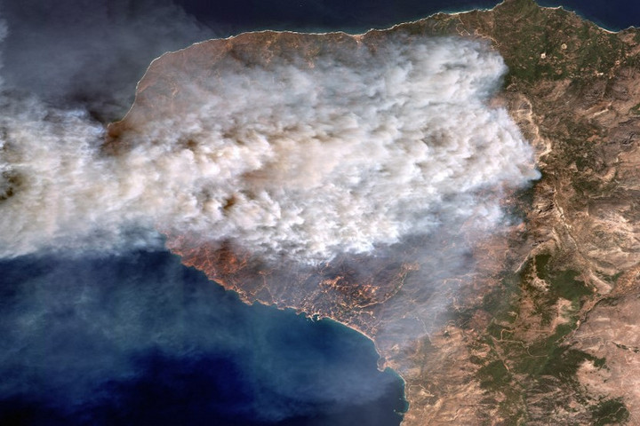 Fotó: AFP/Satellite image ©2025 Maxar Technologies Apró jó hír a tűzvészfrontról