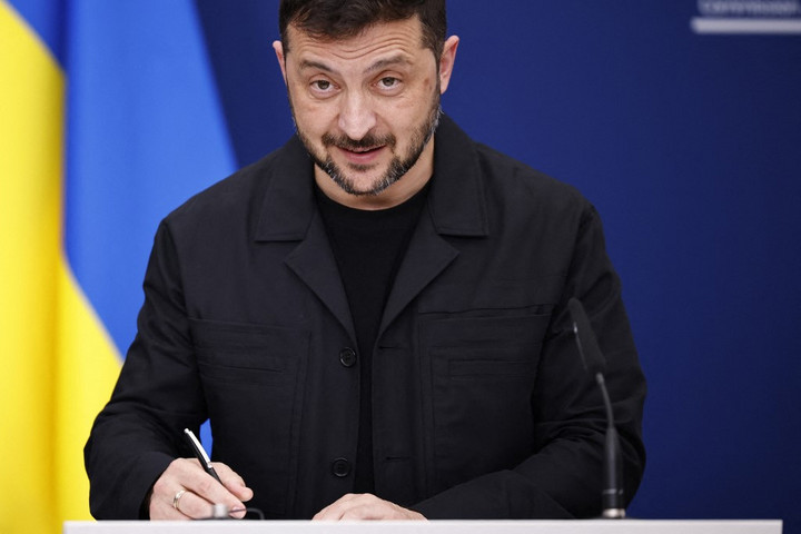 A Fehér Ház megkérdezte Kijevtől, hogy Zelenszkij öltönyt  fog e viselni
