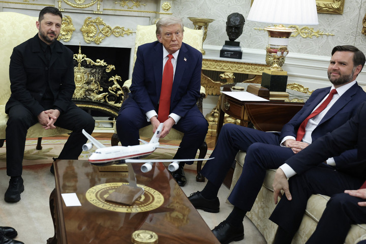 Fotó: Anna Moneymaker / GETTY IMAGES NORTH AMERICA / Getty Images via AFP J. D. Vance lecsapott Zelenszkijre a Fehér Házban