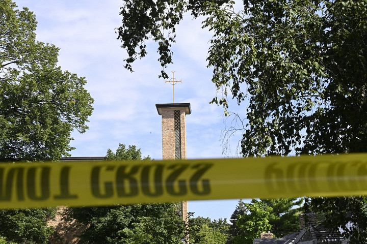 Fotó: Stephen Maturen / GETTY IMAGES NORTH AMERICA / Getty Images via AFP Gyermekeket ért halálos találat a minneapolisi iskolai lövöldözésben