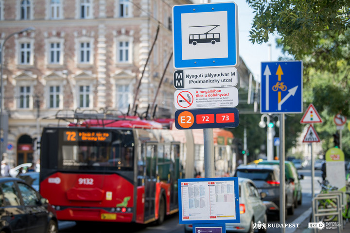 Két forgalmas csomópontban újultak meg az utastájékoztató táblák