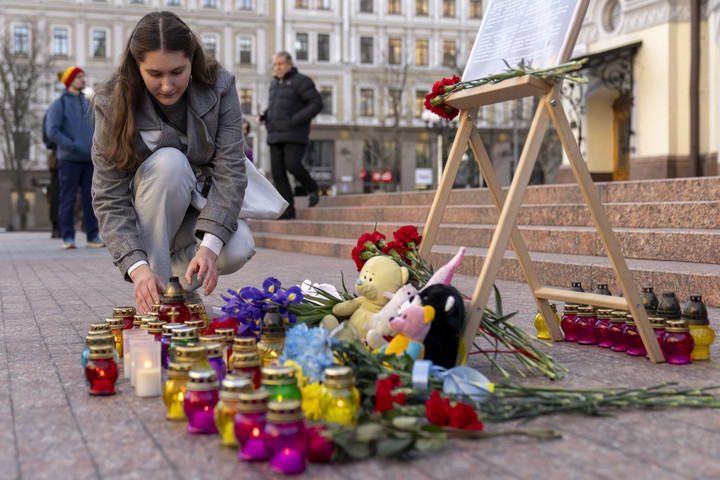 Befejezték a lebombázott mariupoli színház külső helyreállítását