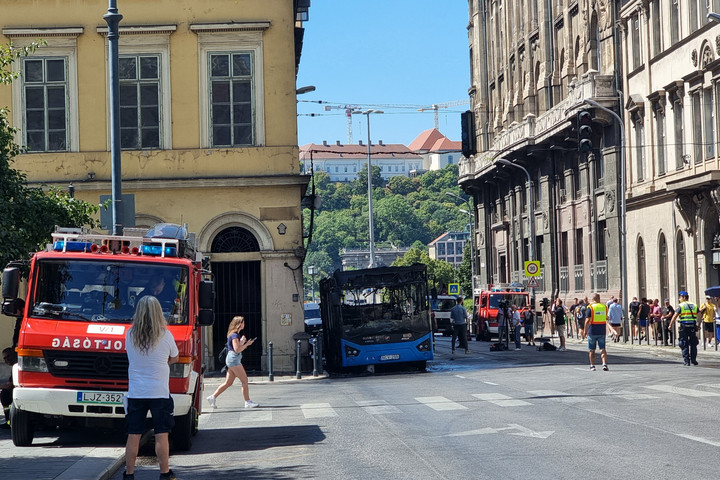 Ismét lángra kapott egy busz Budapesten