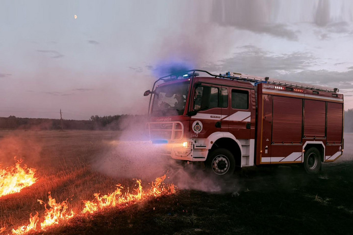 Húsz hektáron ég a tarló Hódmezővásárhely-Batidán
