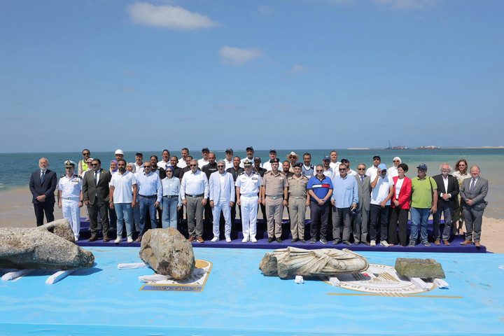 Fotó: Facebook/Ministry of Tourism and Antiquities وزارة السياحة والآثار Három hatalmas szobor bukkant elő Egyiptom elsüllyedt városából 2000 év után