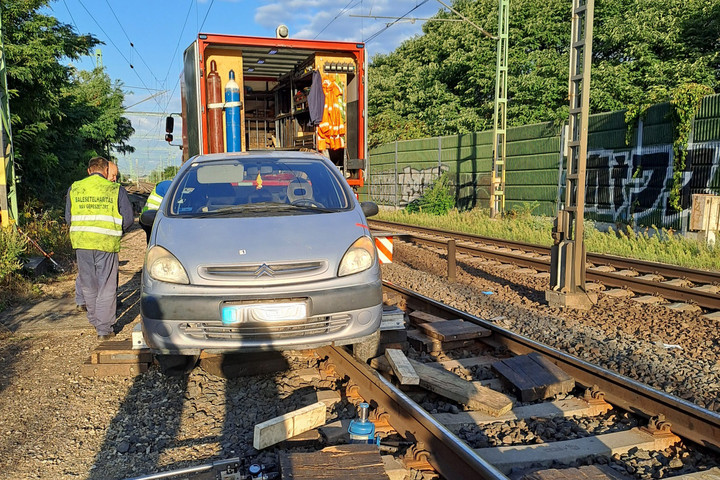 A síneken hagyta az autóját, hatalmas vasúti fennforgást okozott