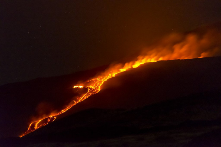 Újra hamut szór az Etna