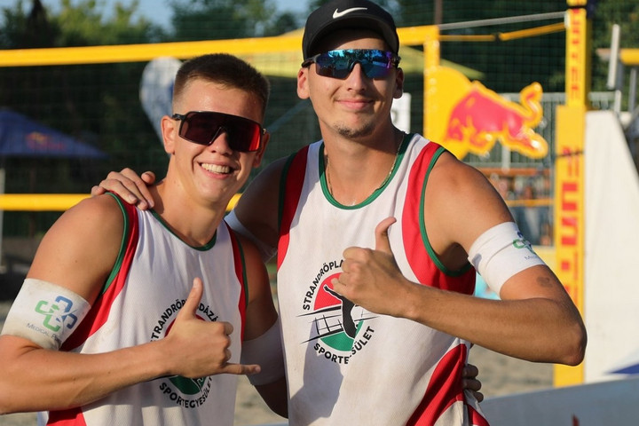 Fotó: Hajós-Stréli Beach Volleyball Team fb oldala Strandröplabda: Hajós és Stréli, valamint a Vasvári-testvérek a bajnokok