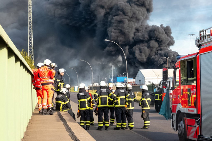 Tombolt a tűz a hamburgi kikötőben