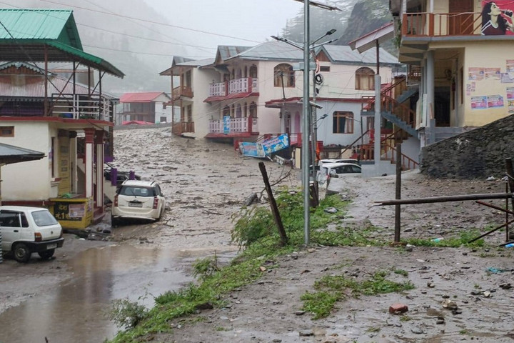 Fotó: Uttarakhand Police / Handout / ANADOLU / Anadolu via AFP Elvitt egy indiai települést az ár