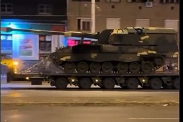Páncélozott járművek a főváros utcáin + Videó
