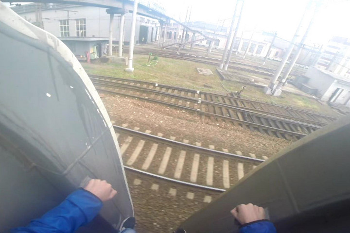 Tragikus vége lett a vonatszörfnek