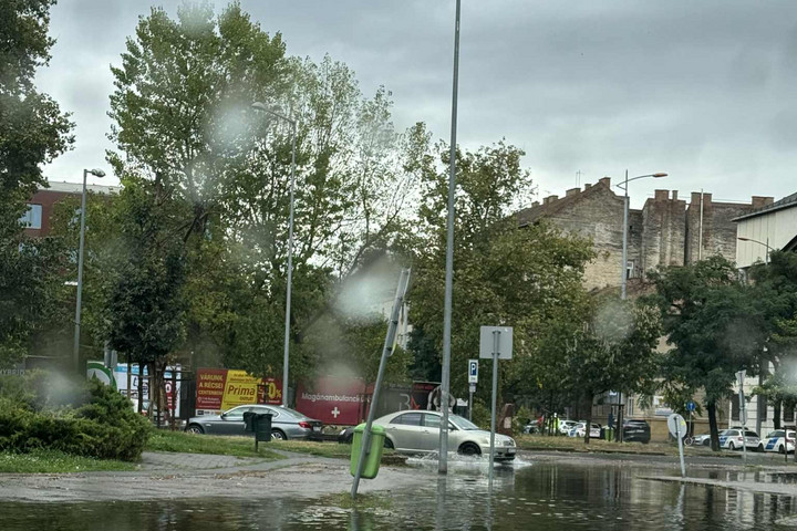 Fotó: MH/Szita Róbert Elakadt járművek, pincékbe ömlő víz, megadta magát az elemeknek a főváros + Videó