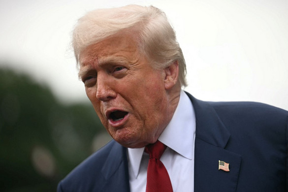 Trump: Alá kell majd írnia valamit