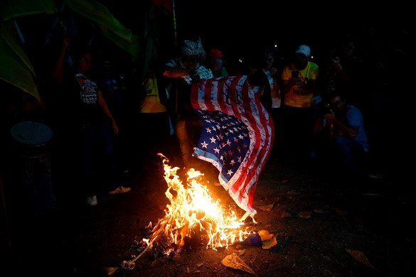 USA: Börtön a zászlóégetőknek
