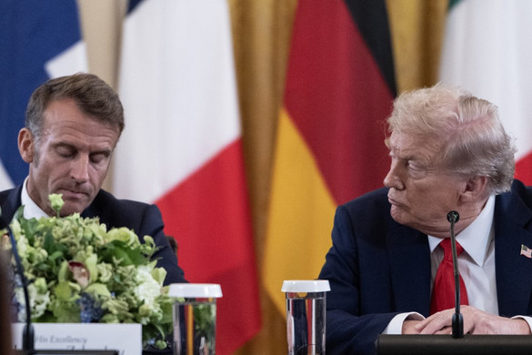 Ezt suttogta Trump Macronnak
