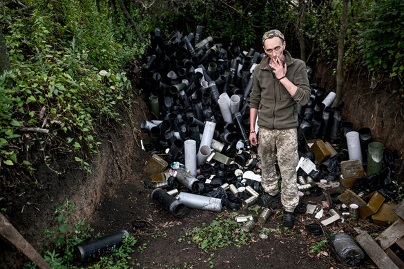 Fotó: AFP/NurPhoto/Dmytro Smolienko Embertelen körülmények között képzik a hadsereg újoncait Ukrajnában