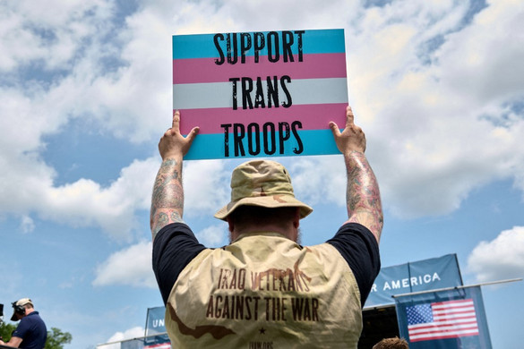 Szó nélkül repülnek az amerikai légierőtől a transz katonák