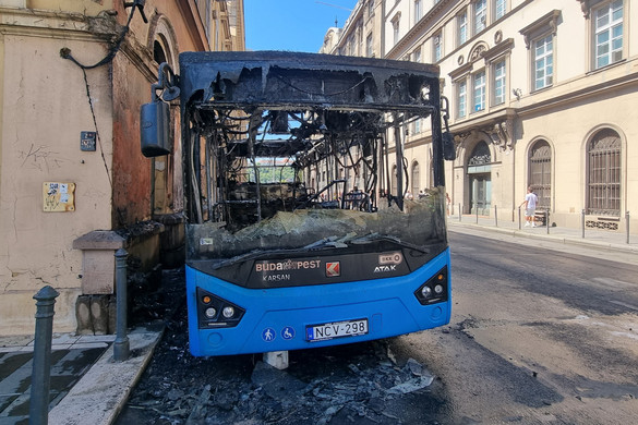 Kiégett egy autóbusz az V. kerületben