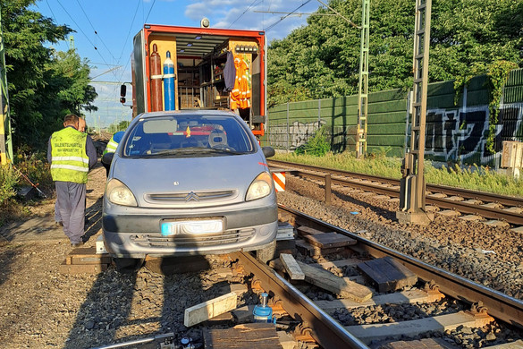 A síneken hagyta az autóját, hatalmas vasúti fennforgást okozott