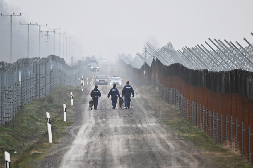 A migránsokat az EU-n kívül kell tartani!