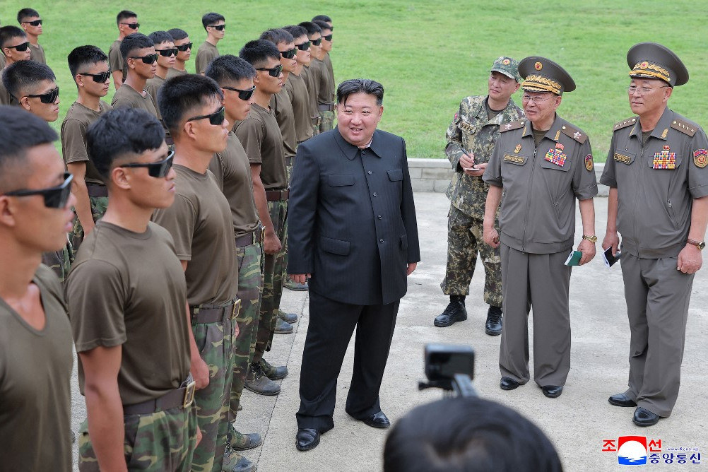 Észak-Koreában filmen mutatták be a koreai katonák kurszki régióban elkövetett hőstetteiről