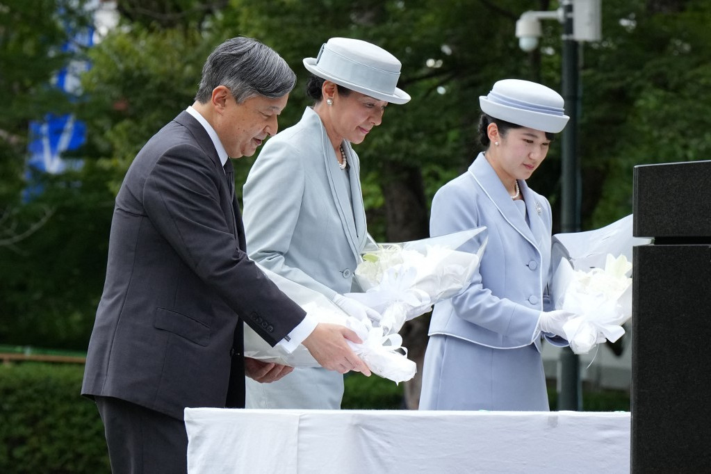 Lerótta tiszteletét a japán császár az atombomba áldozatainak emlékművénél