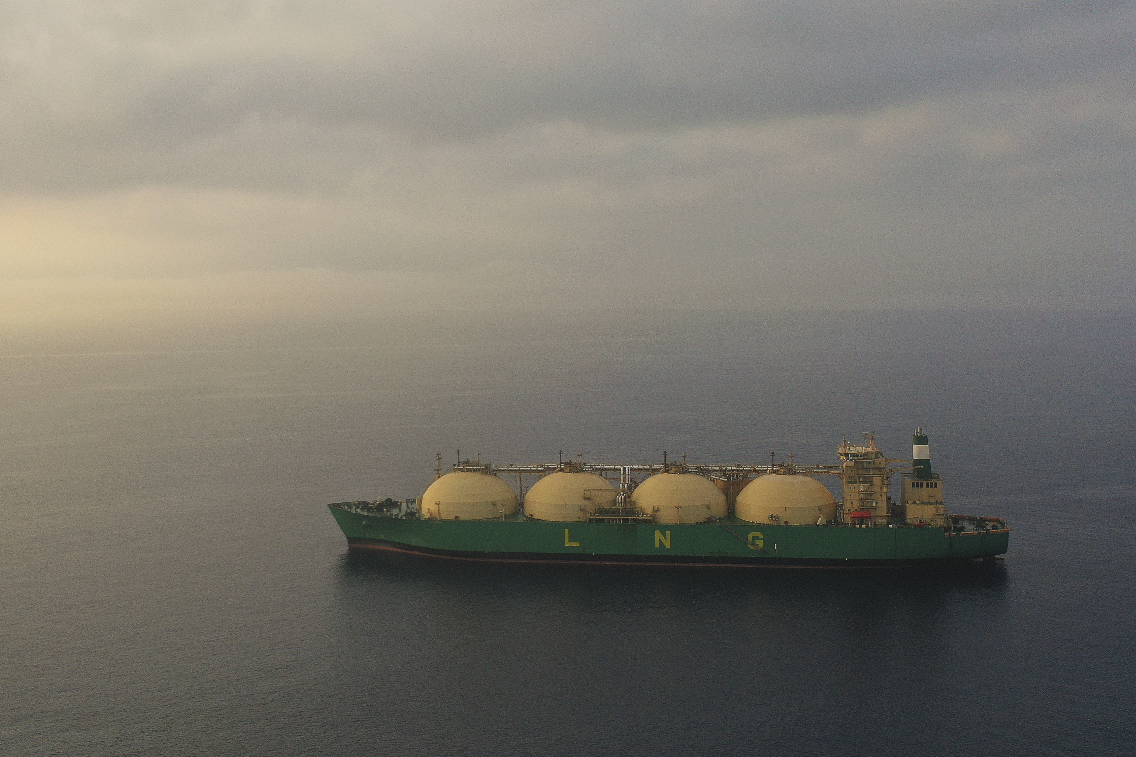 Betiltja az orosz LNG-szállításokhoz kapcsolódó szolgáltatásokat az Egyesült Királyság