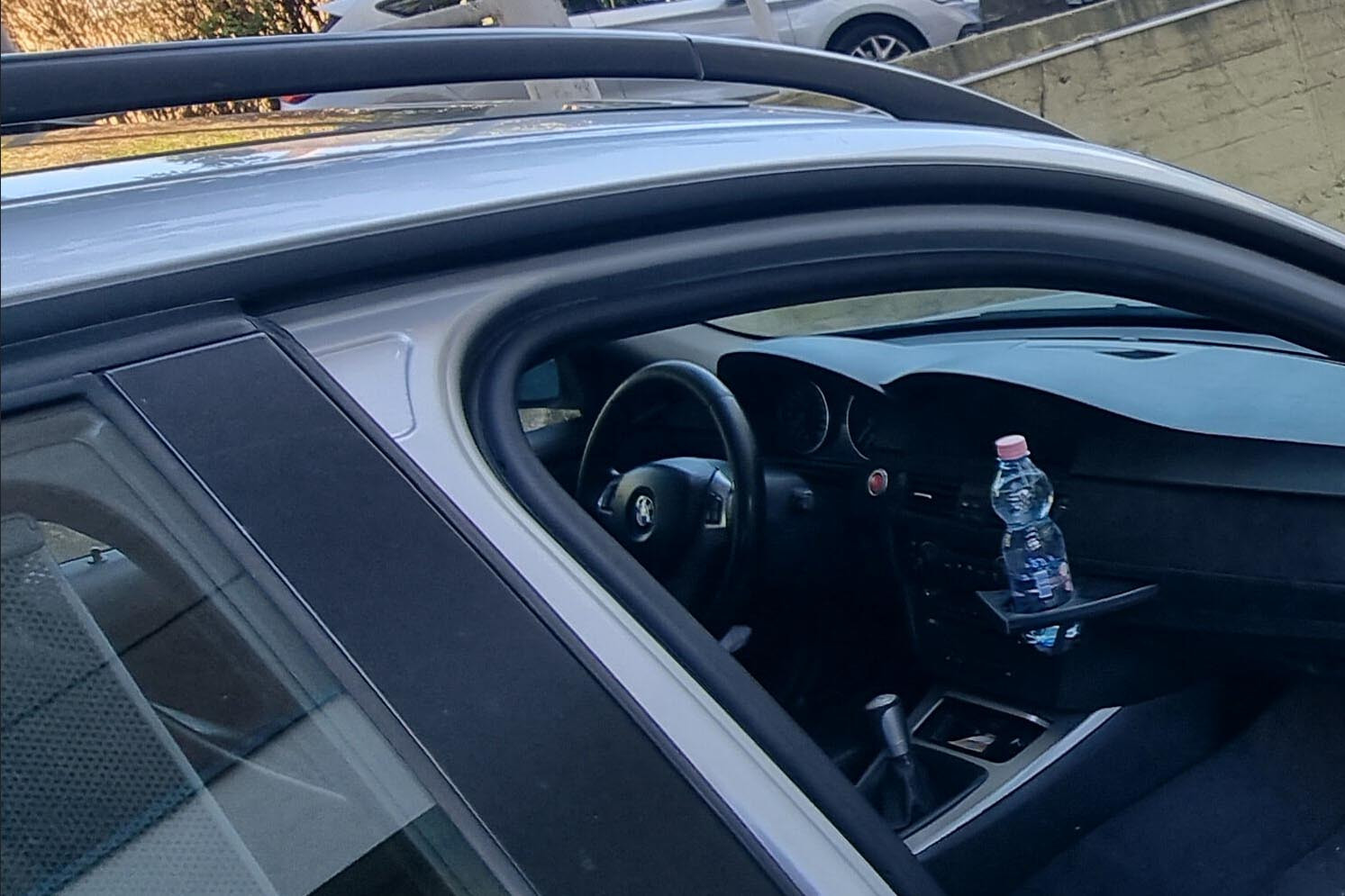 Szakértők szerint ezért ne igyunk autóban hagyott vizet