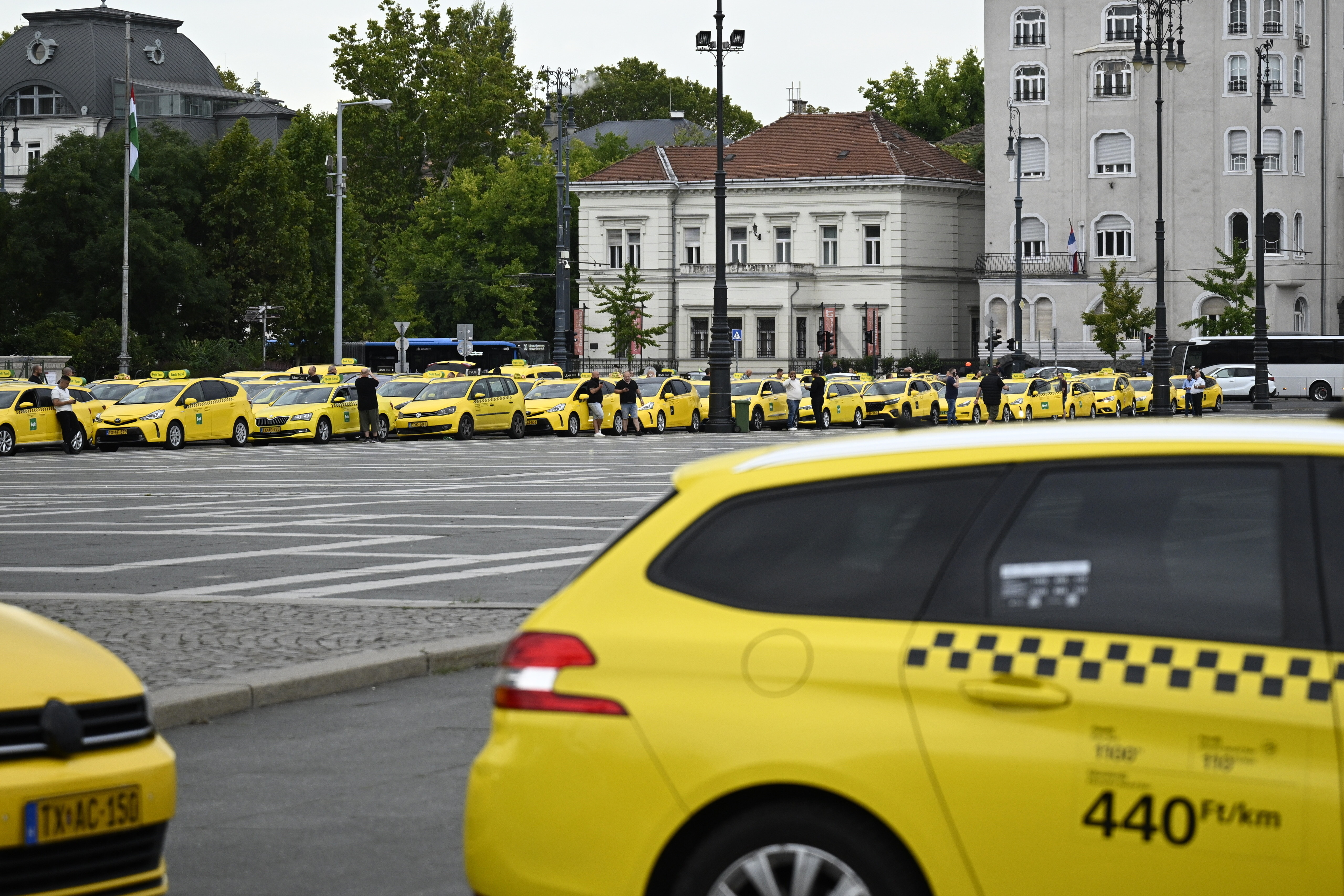 Taxis tüntetés a Városházánál és a Hősök terén
