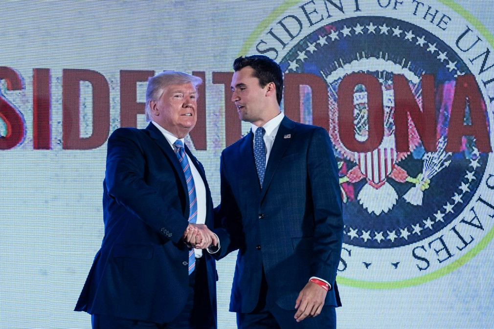Donald Trump (b) mély megrendülését fejezte ki a Charlie Kirk ellen elkövetett merénylet miatt