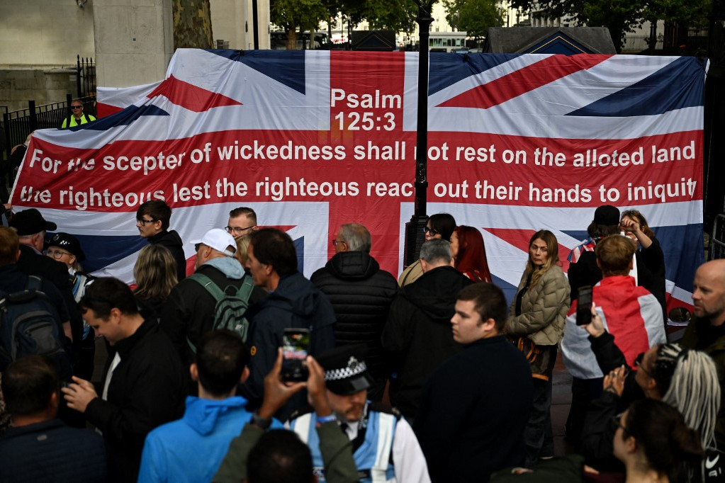 London központjában, a Montgomery-szobor előtt is tömegek gyűltek össze, hogy leróják tiszteletüket a fiatal aktivista, Charlie Kirk előtt