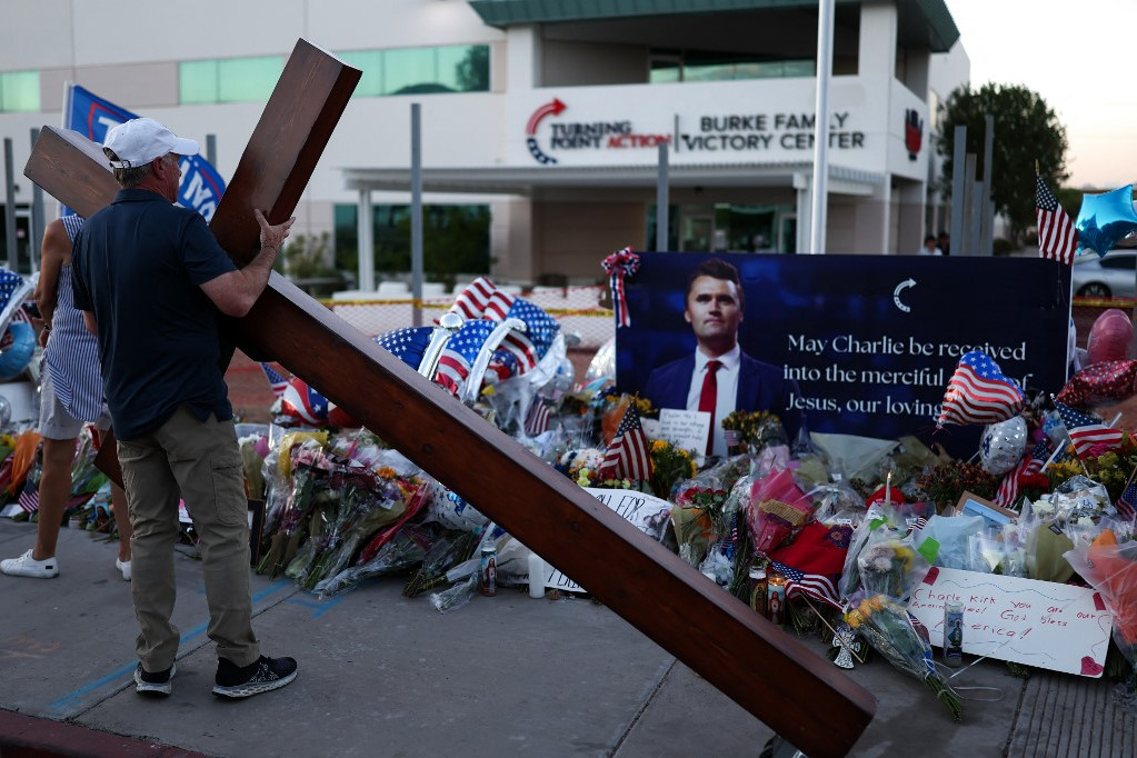 Charlie Kirk ideiglenes emlékműve elé megérkezett a kereszt