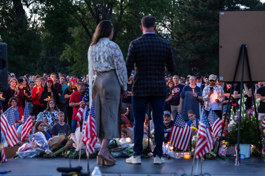 Jason Preston (j) a „We Are The People” szervezet képviselője is megemlékezett a jobboldali aktivista Charlie Kirk gyertyás virrasztásán