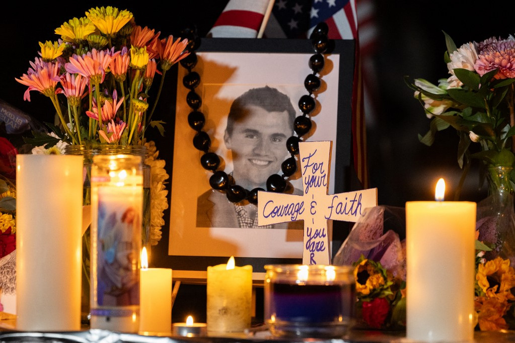 Az emlékezés virágai és fényei Charlie Kirk fotójánál