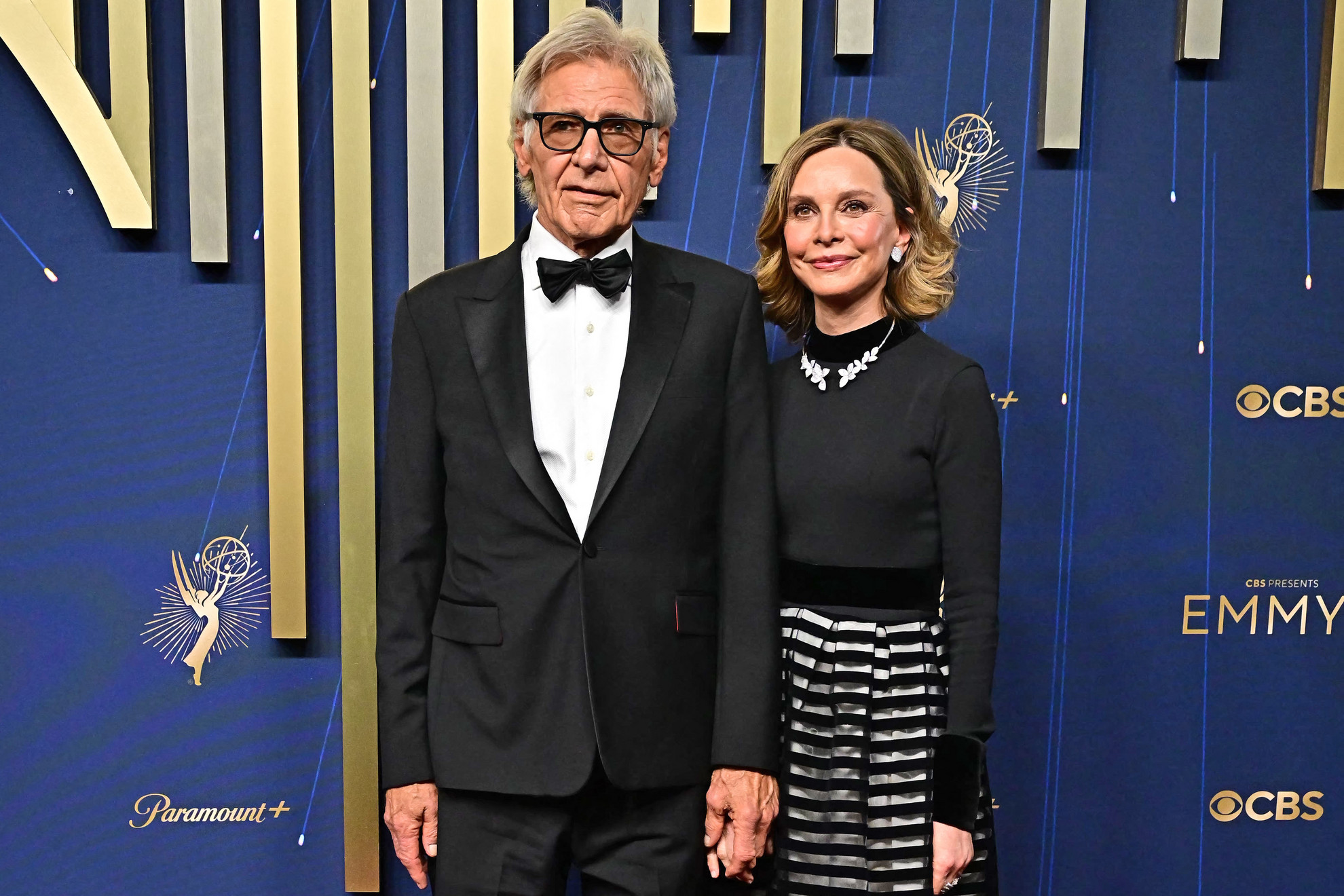 Fotó: AFP/Frederic J. Brown Harrison Ford amerikai színész (balra) és Calista Flockhart amerikai színésznő érkezik a 77. Primetime Emmy-díjátadóra a Peacock Színházba a LA Live-ban Los Angelesben, 2025. szeptember 14-én