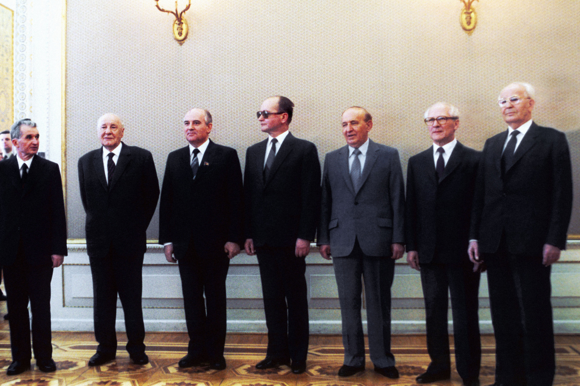 Fotó: EDUARD PESOV / TASS / AFP A Varsói Szerződés tagállamainak párt- és állami vezetői családi fotón pózolnak 1985. április 26-án Varsóban, miután aláírták a Varsóban 1955. május 14-én megkötött Barátsági, Együttműködési és Kölcsönös Segítségnyújtási Szerződés érvényességének meghosszabbításáról szóló jegyzőkönyvet.
Balról jobbra: Nicolae Ceausescu román elnök, Kádár János magyar, Mihail Gorbacsov szovjet miniszterelnök, Wojciech Jaruzelski lengyel miniszterelnök, Todor Zsivkov bolgár miniszterelnök, Erich Honecker kelet-német miniszterelnök és Gustav Husák csehszlovák miniszterelnök.