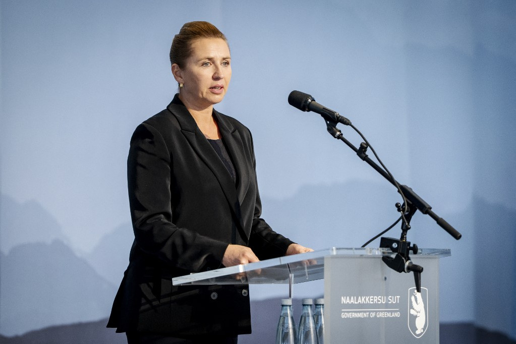Mette Frederiksen dán miniszterelnök a koppenhágai dróntevékenységről ad tájékoztatást a riportereknek