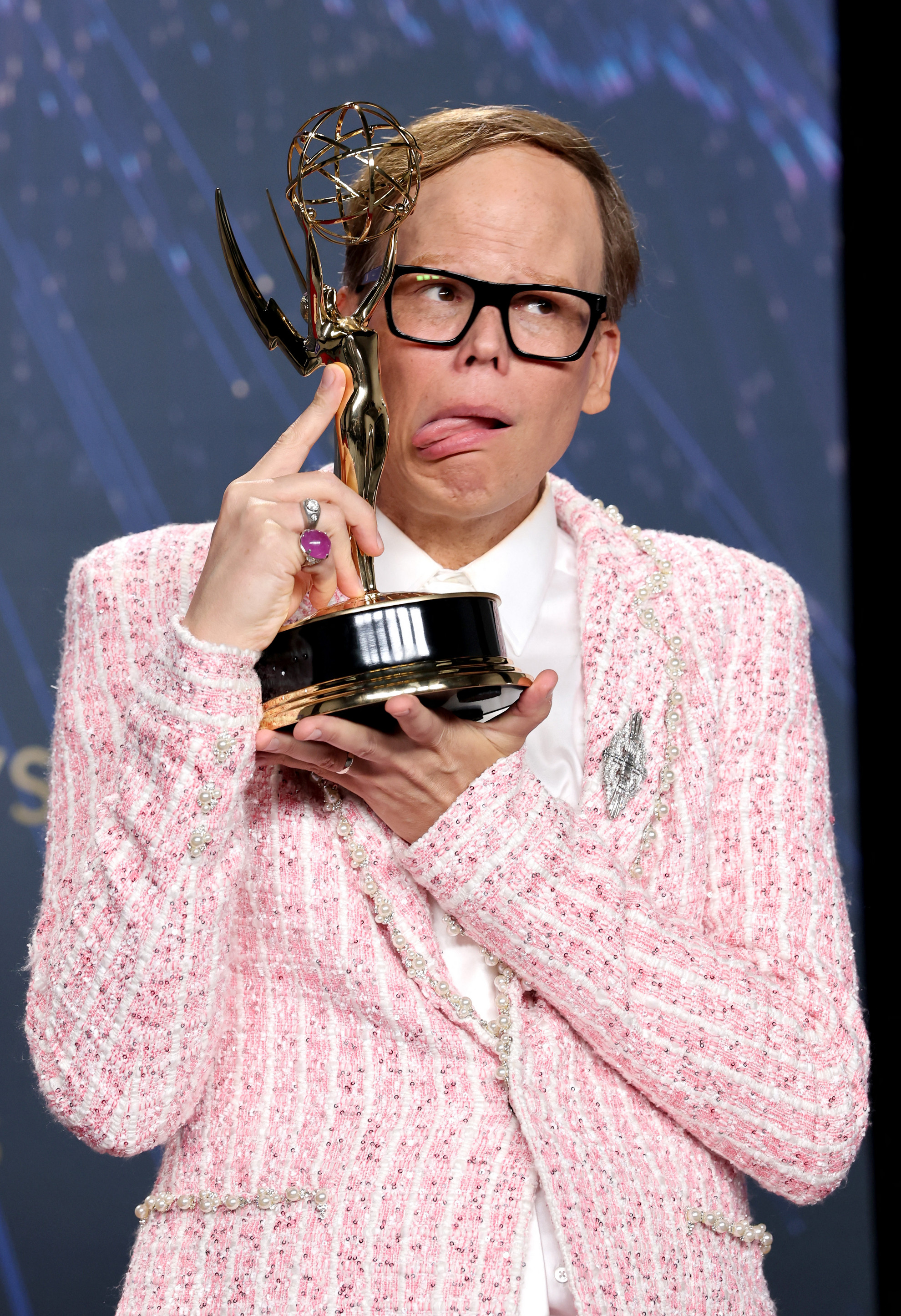 Fotó: Getty Images via AFP/Amy Sussman Jeff Hiller, a Somebody Somewhere című filmben nyújtott alakításáért vígjátéksorozatban a legjobb férfi mellékszereplő díj nyertese, pózol a sajtószobában a 77. Primetime Emmy-díjátadón a Peacock Színházban, 2025. szeptember 14-én, Los Angelesben, Kaliforniában