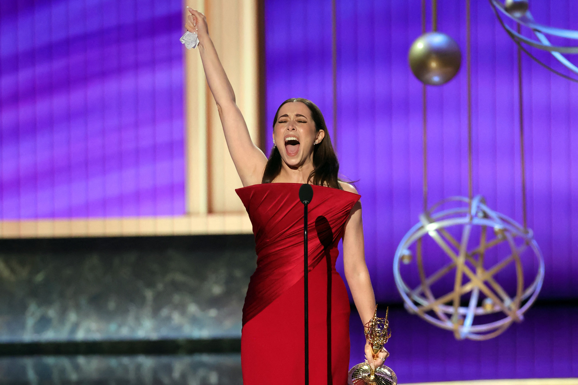 Fotó: Getty Images via AFP/Kevin Winter Cristin Milioti átveszi a legjobb női főszereplőnek járó díjat minisorozatban, antológiában vagy filmben „A pingvin” című filmben nyújtott alakításáért a színpadon a 77. Primetime Emmy-díjátadón a Peacock Színházban, 2025. szeptember 14-én, Los Angelesben, Kaliforniában