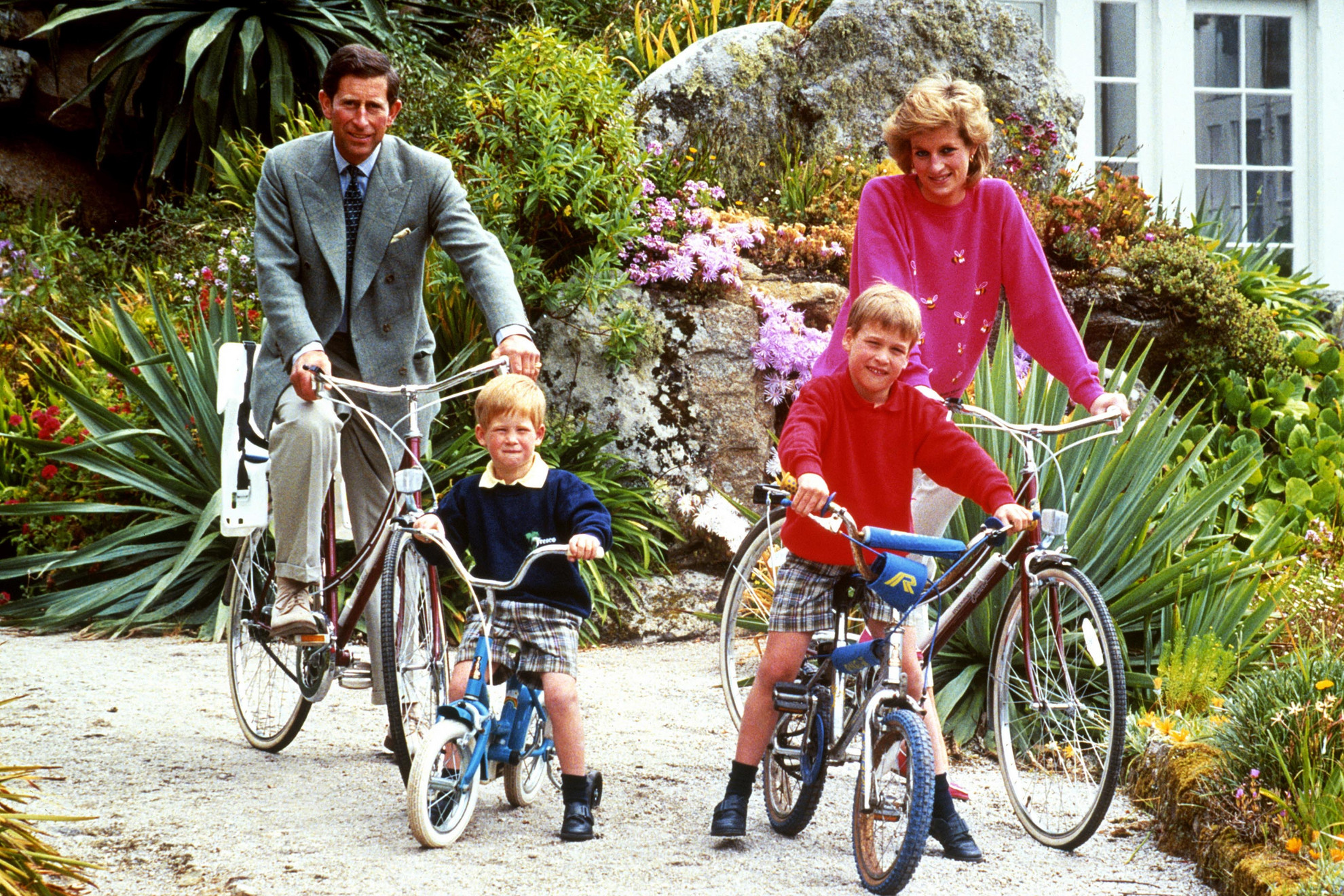 Fotó: NorthFoto/PA Wire/PA Images Károly walesi herceg és felesége, Diana hercegnő fiaikkal, Vilmos herceggel (j) és Harry herceggel kerékpáron fedezték fel a Scilly-szigeteket nyaralásuk alatt 1989-ben