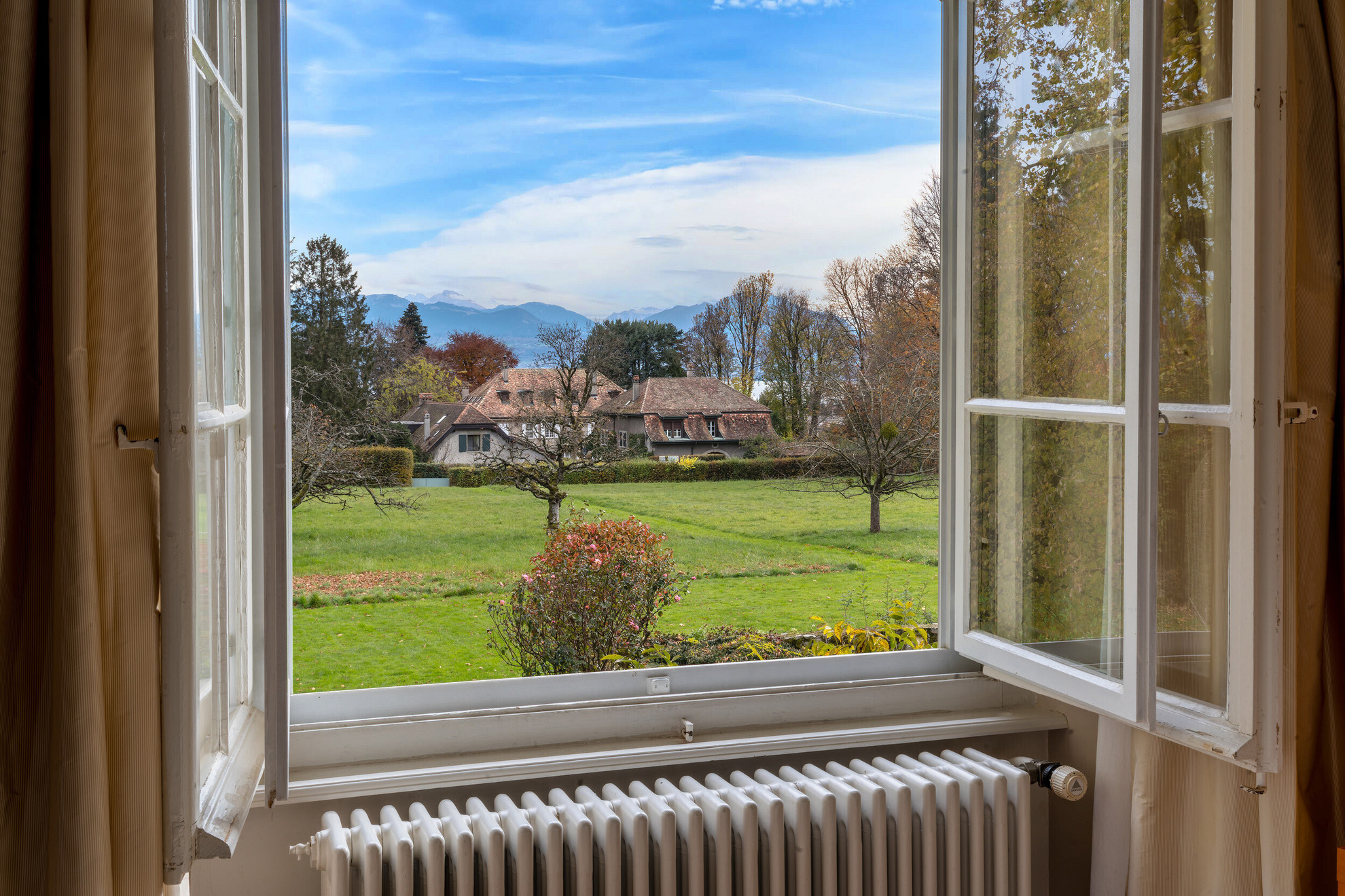 Fotó: NorthFoto Az Alpokra nyíló pazar panoráma a villa egyik ablakából
