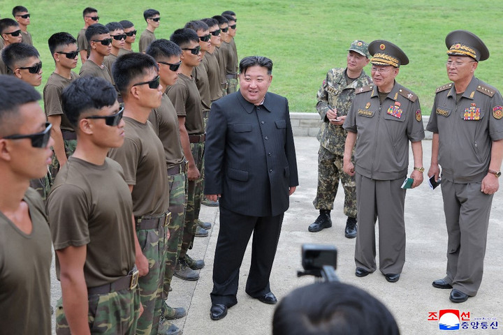 Fotó: AFP/KCNA VIA KNS/STR Észak-Koreában filmen mutatták be a koreai katonák kurszki régióban elkövetett hőstetteiről