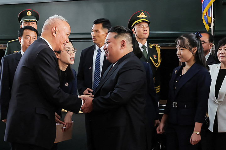 Fotó: AFP/KCNA via KNS Ritka vendég a katonai parádén