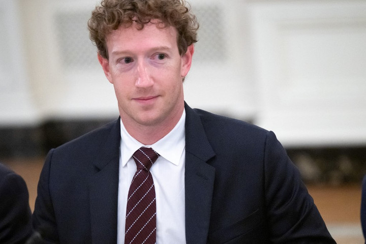 Fotó: AFP/Saul Loeb Mark Zuckerberg beperelte Mark Zuckerberget