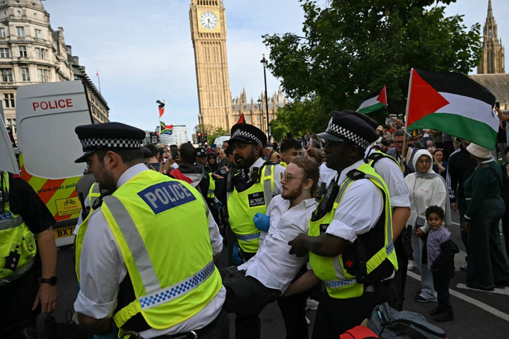 Fotó: JUSTIN TALLIS / AFP A brit rendőrség több tucat embert tartóztatott le egy tüntetésen