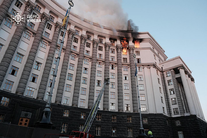 Fotó: AFP/Handout/Official Telegram channel of Ukrainian Prime Minister Yulia Svyrydenko Kijevben kigyulladt a kormány székháza
