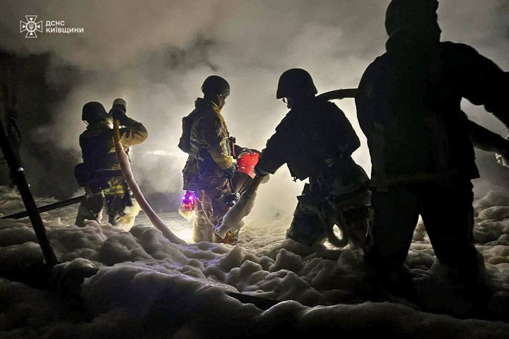 Fotó: AFP/Handout/State Emergency Service Of Ukraine Energetikai létesítmény támadtak az oroszok