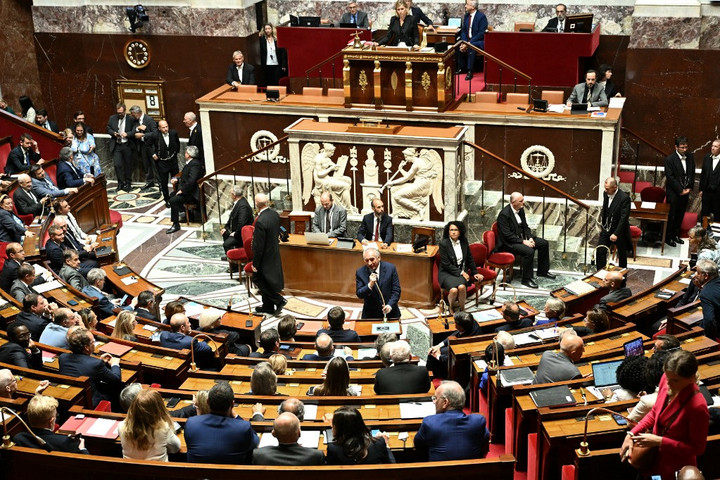 Fotó: Bertrand GUAY / AFP Megbukott a francia kormány