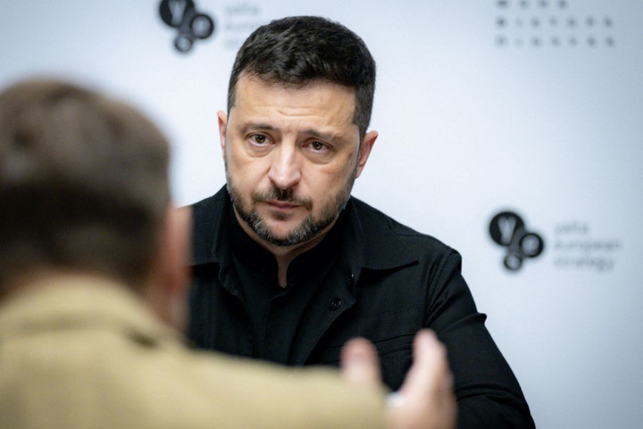 Fotó: AFP/Ukrainian Presidential Press Service/Handout Zelenszkij: A zsákmányolt orosz térképek szerint a parancsnokok félrevezetik